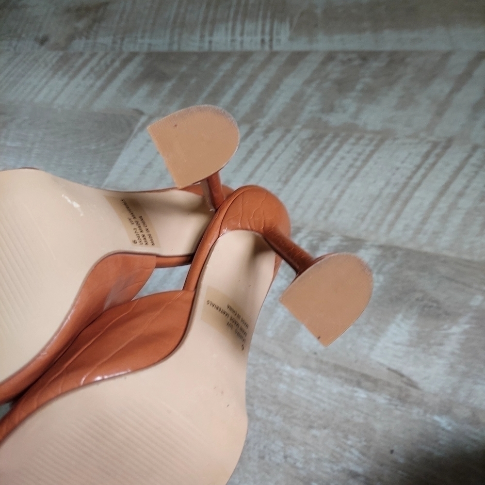 EGO Faux Leather Sculptured Heel Mule - Picture 13 of 16